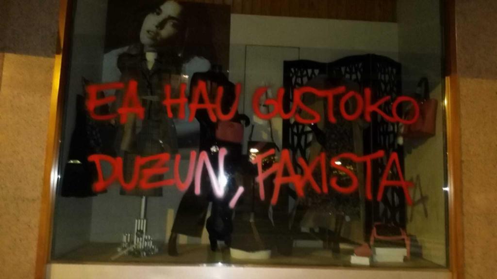 A ver si te gusta esto, fascista, pintado en el escaparate de Moda Abascal.