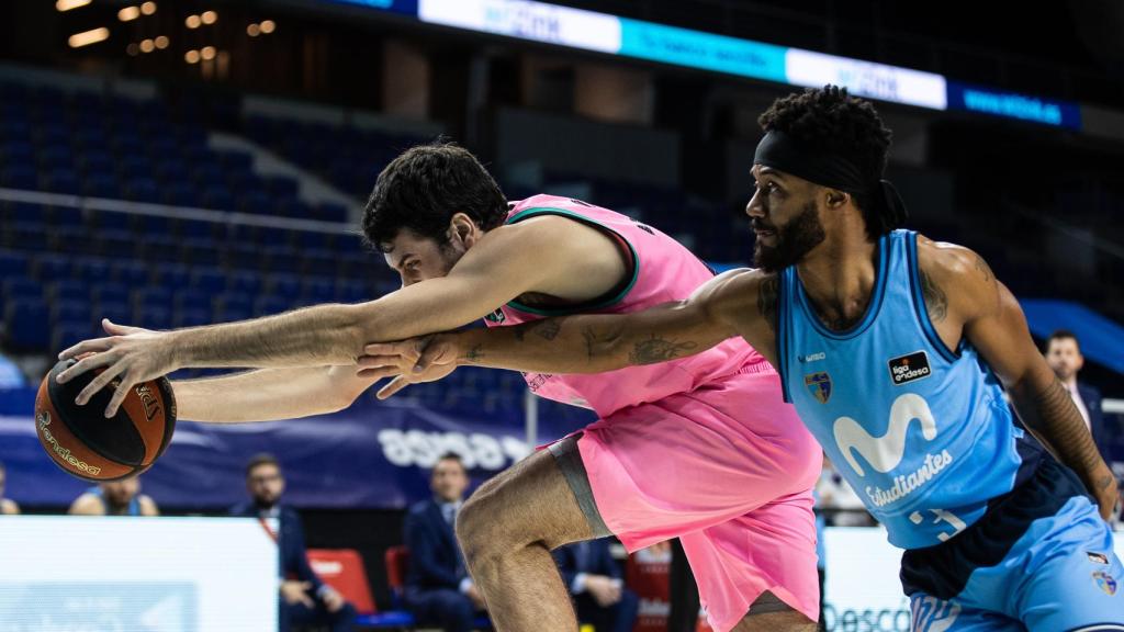 Abrines y Roberson pelean por un balón