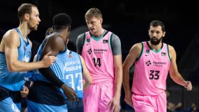 Mirotic y Pustovyi se preparan para una jugada del Barça