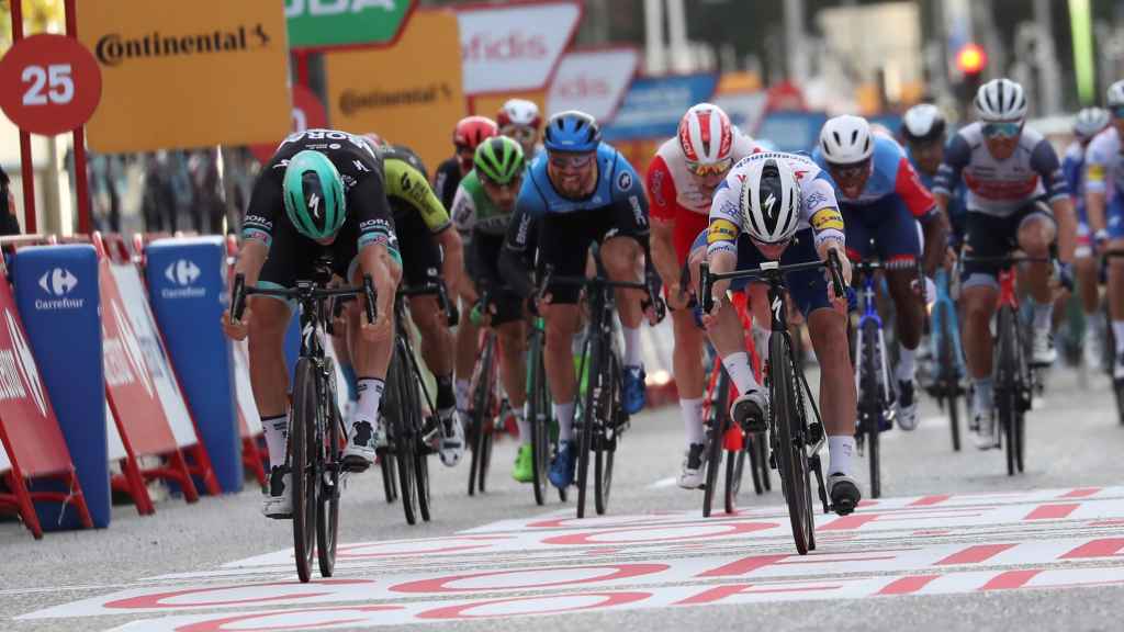 Ackermann vence a Sam Bennett en el sprint de Madrid