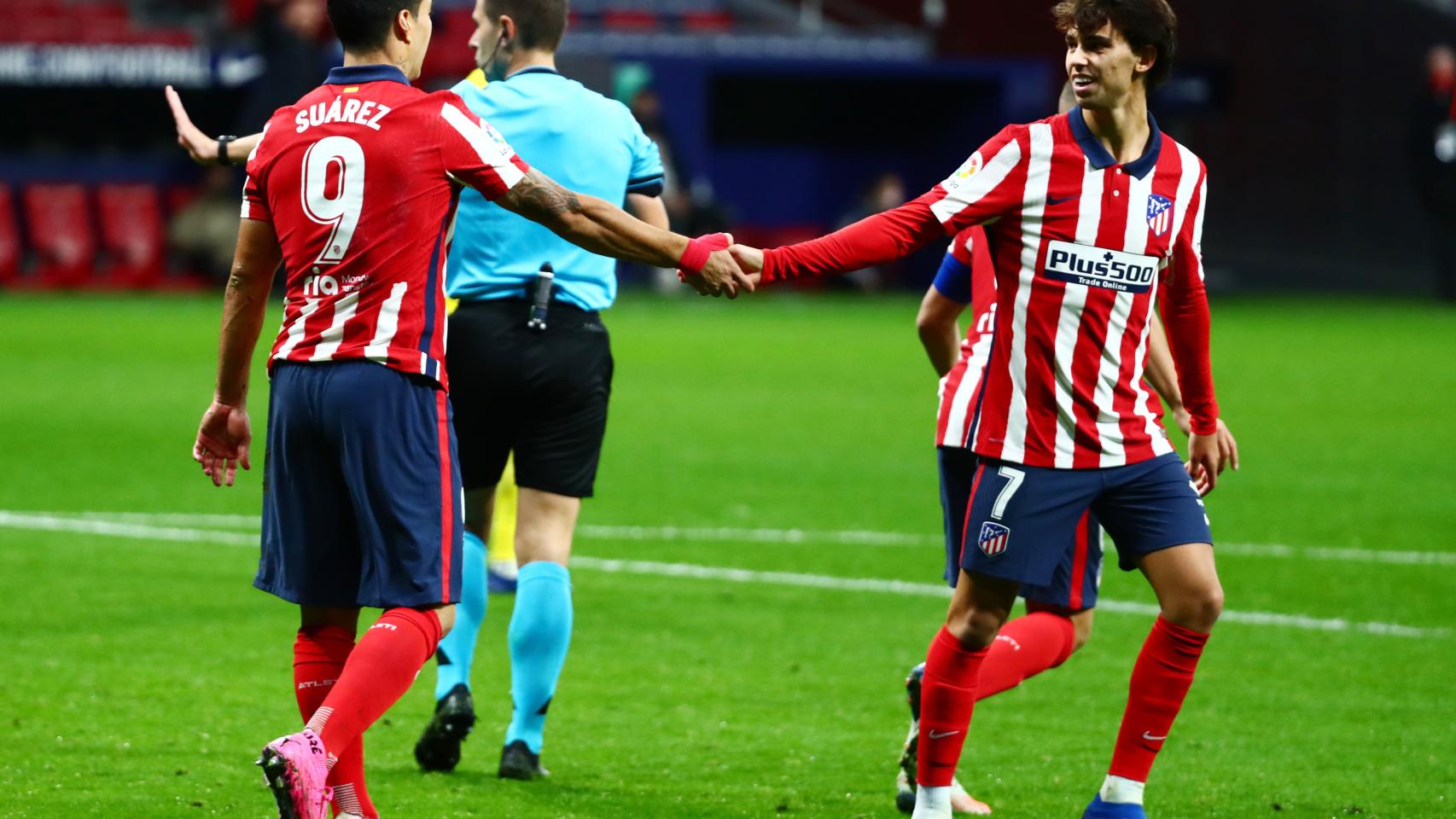 Luis Suárez y Joao Félix se saludan sobre el césped del Wanda Metropolitano