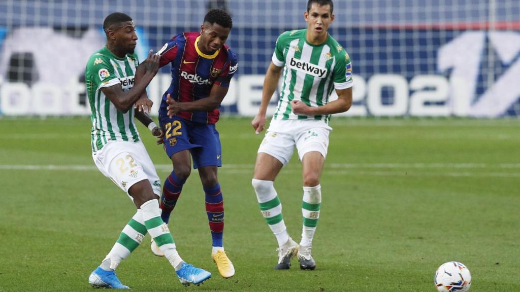 Ansu Fati y Emerson, durante el FC Barcelona - Real Betis de La Liga