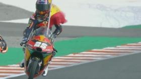 Raúl Fernández celebra su primer triunfo en Moto3