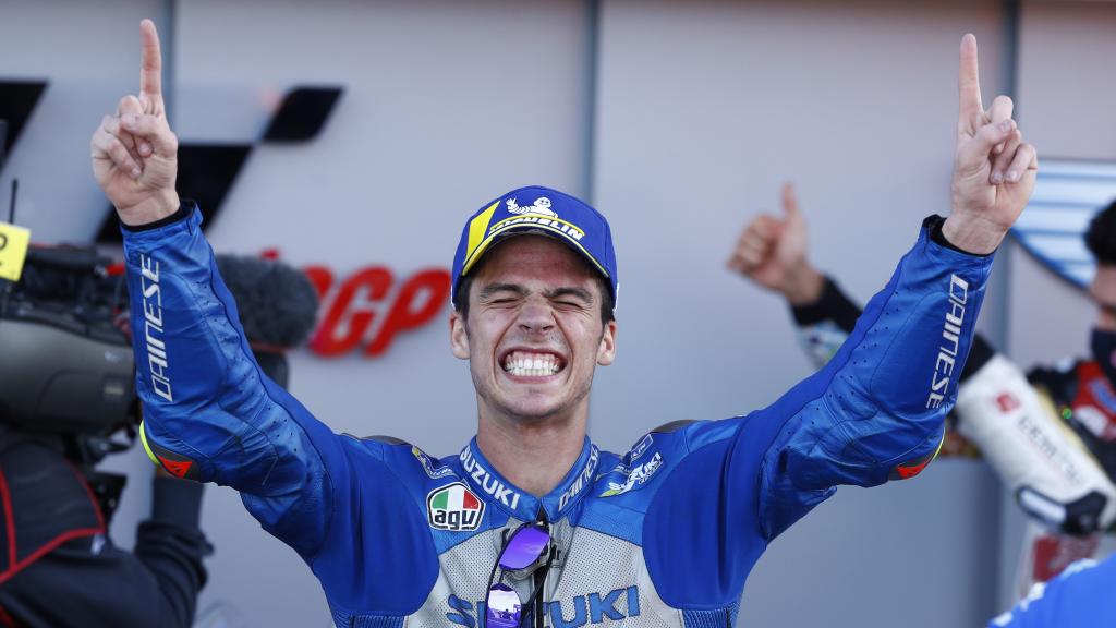 Joan Mir celebra su primera victoria en MotoGP, en el circuito Ricardo Tormo de Cheste.