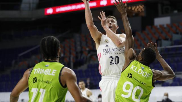 Jaycee Carroll ante dos jugadores del Urbas Fuenlabrada durante un partido con el Real Madrid