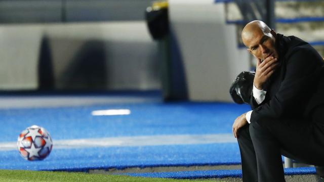 Zinedine Zidane y un balón de la Champions League en el banquillo del Alfredo Di Stéfano