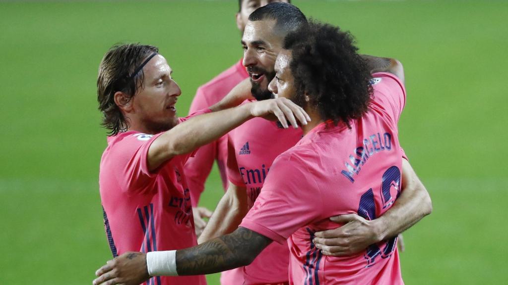 Los jugadores del Real Madrid felicitan a Karim Benzema por su gol al Valencia