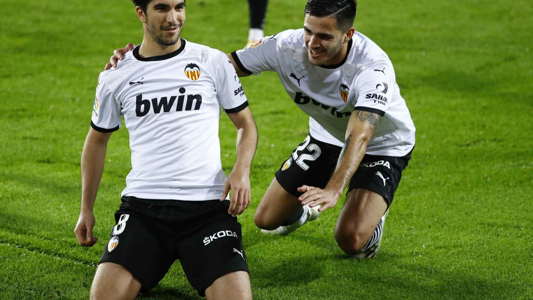 Carlos Soler celebra uno de sus goles al Real Madrid desde el punto de penalti