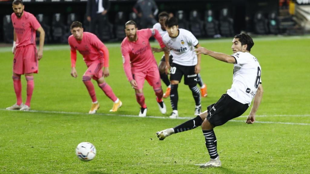 Carlos Soler marca desde el punto de penalti