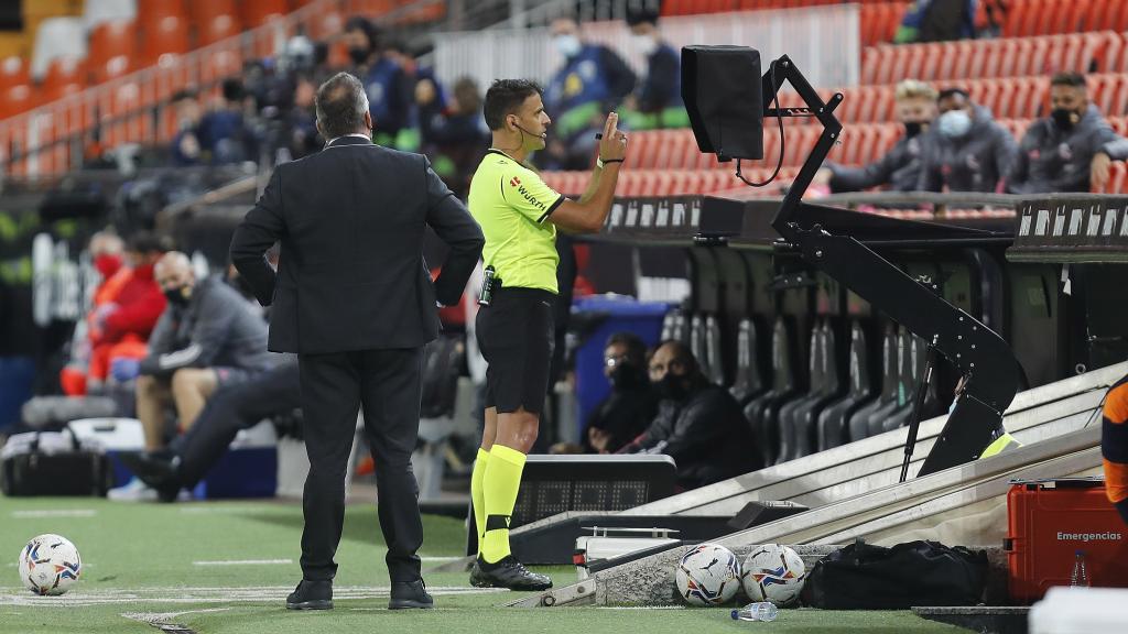 Jesus Gil Manzano consulta el VAR en el Valencia - Real Madrid