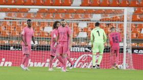 Los jugadores del Real Madrid se lamentan tras un gol del Valencia