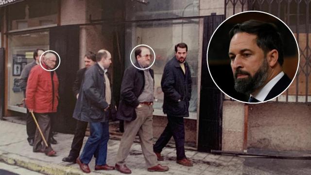 Manolo y Santiago (abuelo y padre de Santiago Abascal) caminan junto a Carlos Iturgaiz, frente al negocio familiar vandalizado.