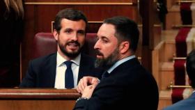 El presidente del PP, Pablo Casado, y el líder de Vox, Santiago Abascal, en una imagen de archivo en el Congreso.