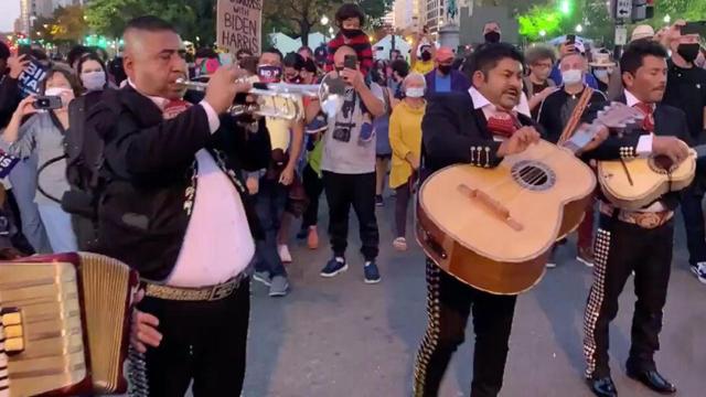 Los mariachis 'consolando' a Donald Trump.