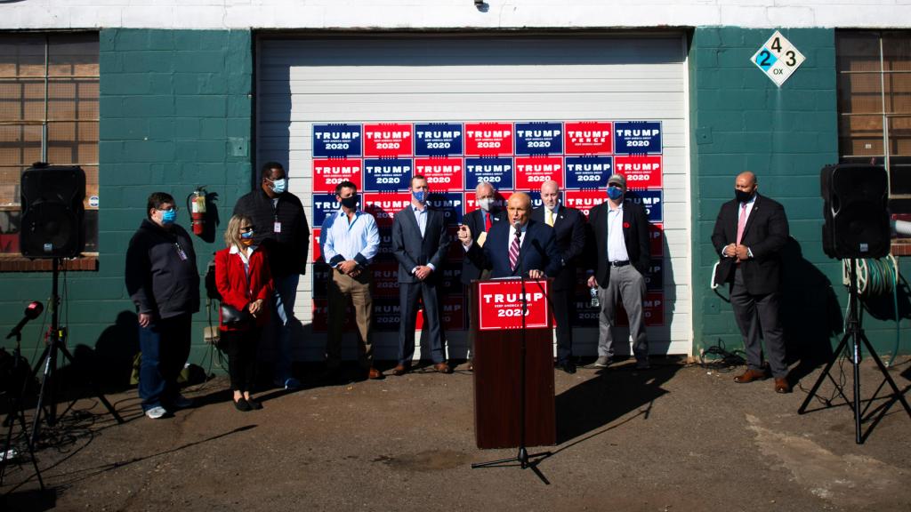 Rudy Giuliani durante la rueda de prensa que ofreció en el Four Seasons Total Landscaping.