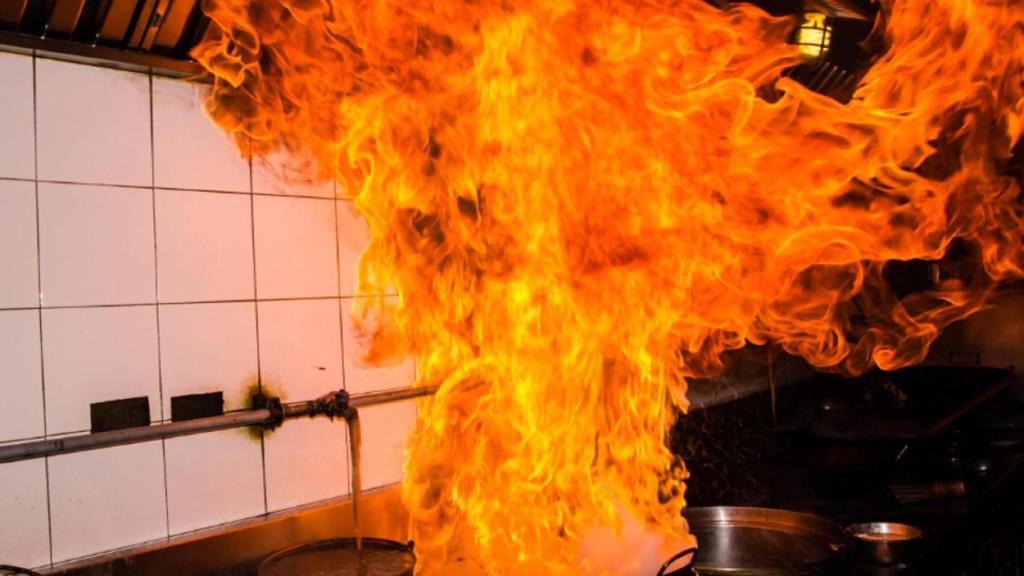 Evacuada una joven por inhalación de humo debido a un incendio en una vivienda en A Coruña