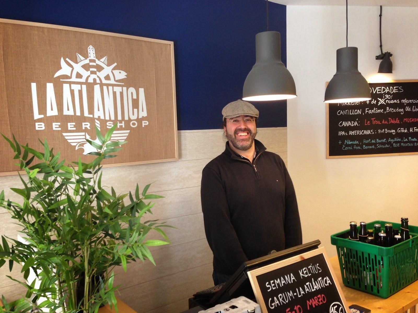 Carlos siempre nos atenderá encantando y con una sonrisa (ahora debajo de la mascarilla, claro) en La Atlántica Beer Shop, una tienda especializada en cervezas artesanas en plena Ciudad Vieja de Santiago de Compostela. Fuente: La buena birra