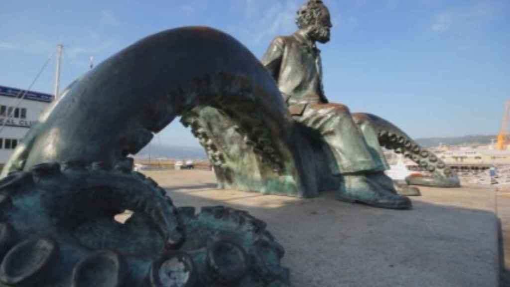 Monumento a Julio Verne por José Morales, en el Paseo de las Avenidas.