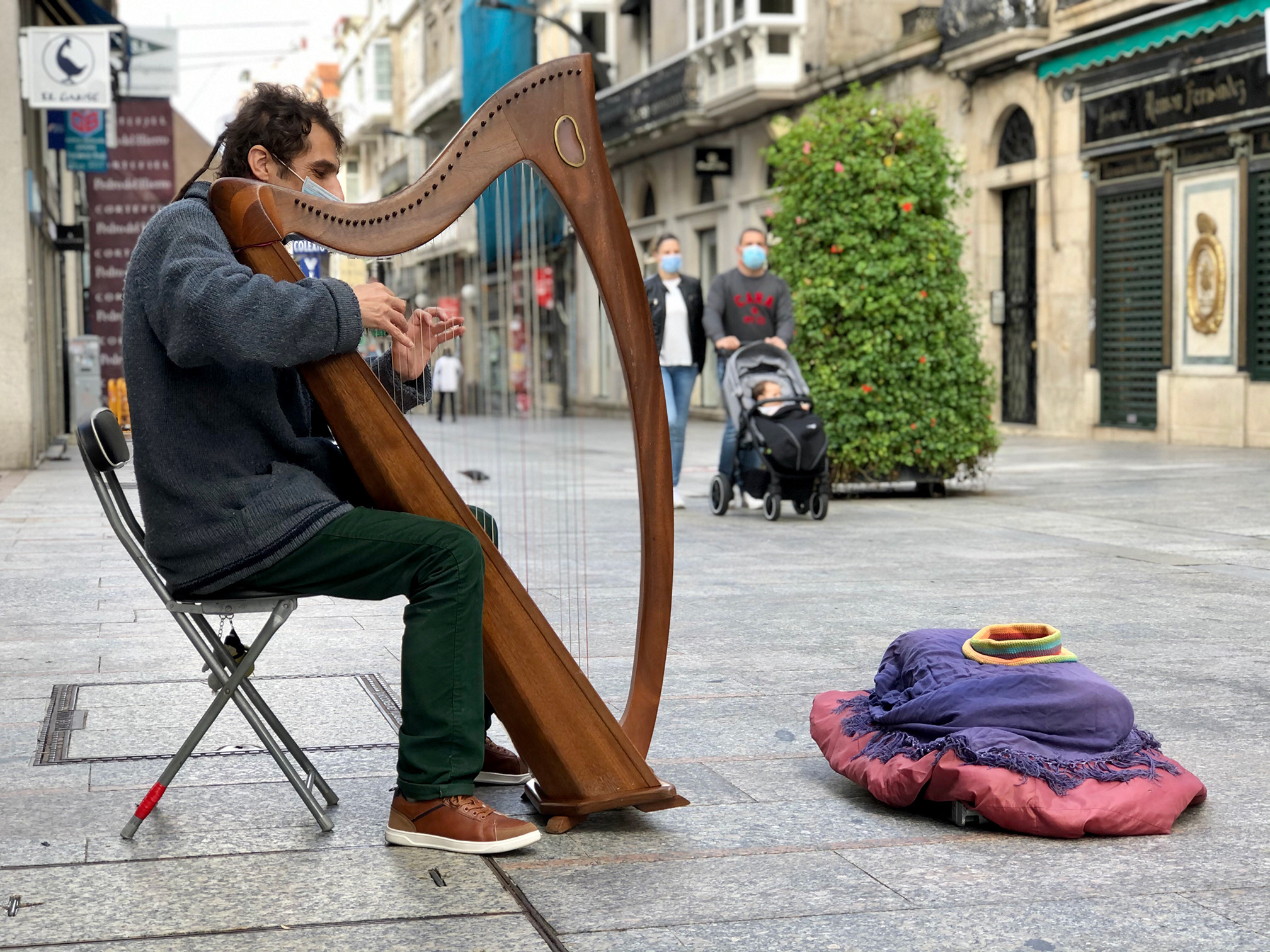 David Muñiz tocando su arpa en la calle Príncipe. Foto: A.P.B.