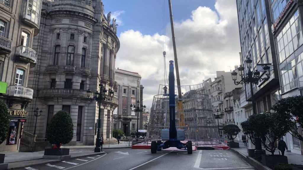 Avance de la instalación del árbol de luces en la calle Policarpo Sanz de Vigo.