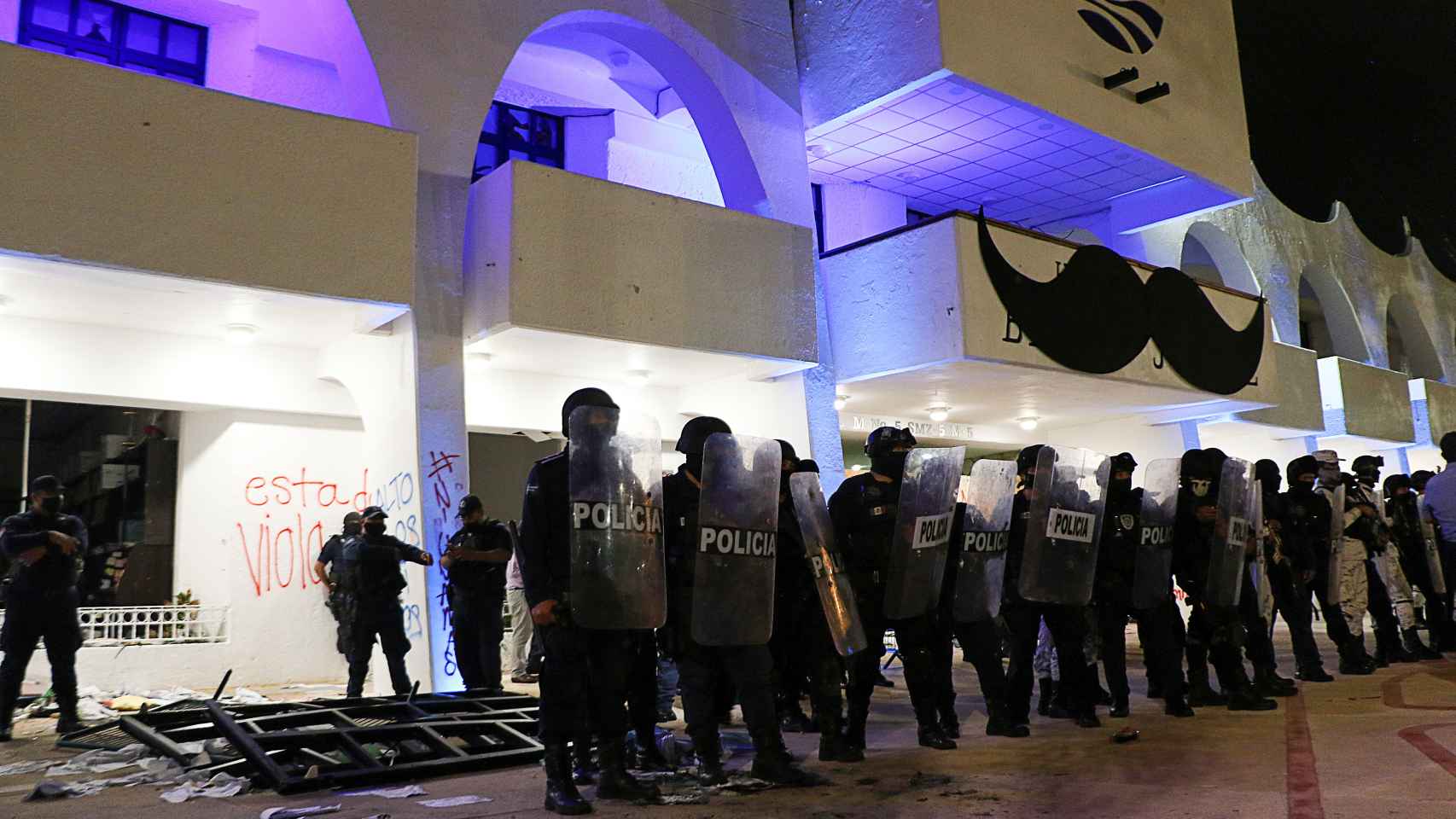 La policía local de Cancún, antes del caos que se produjo en la manifestación feminista.