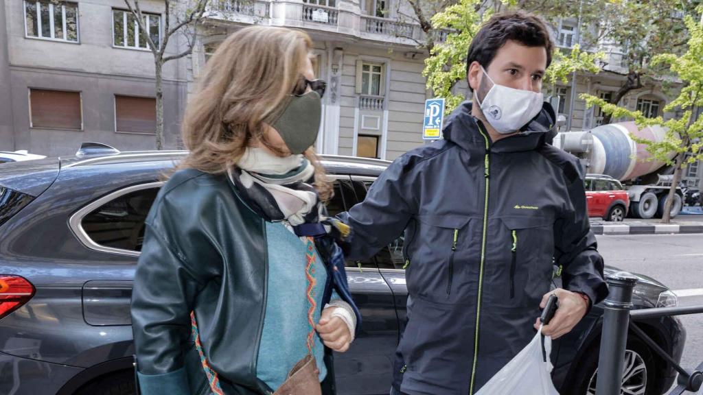 Willy Bárcenas y su madre, Rosalía Iglesias, después de conocerse la entrada en prisión de ella.