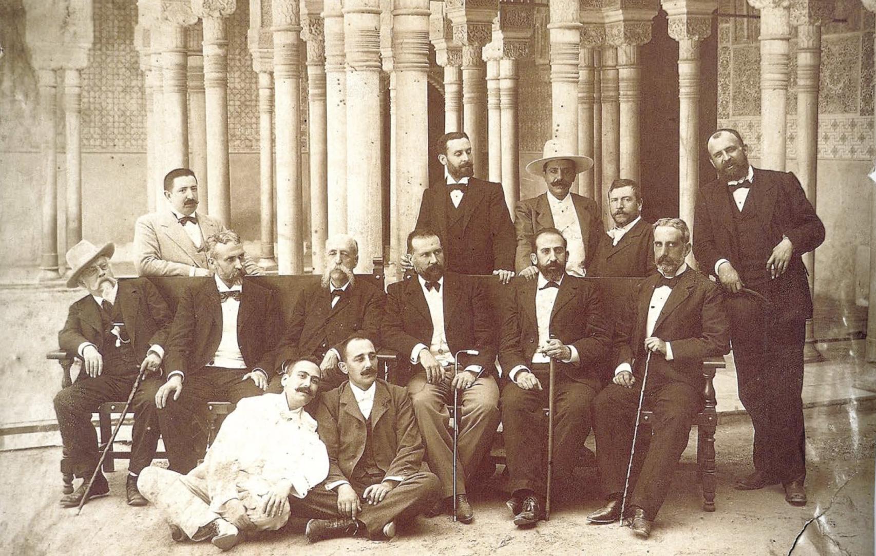 Junta del Liceo Artístico y Literario de Granada en la Alhambra (1900).