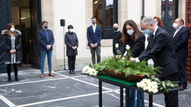 Ofrenda floral del 'lehendakari' Iñigo Urkullu y la presidenta de la Cámara, Bakartxo Tejeria.