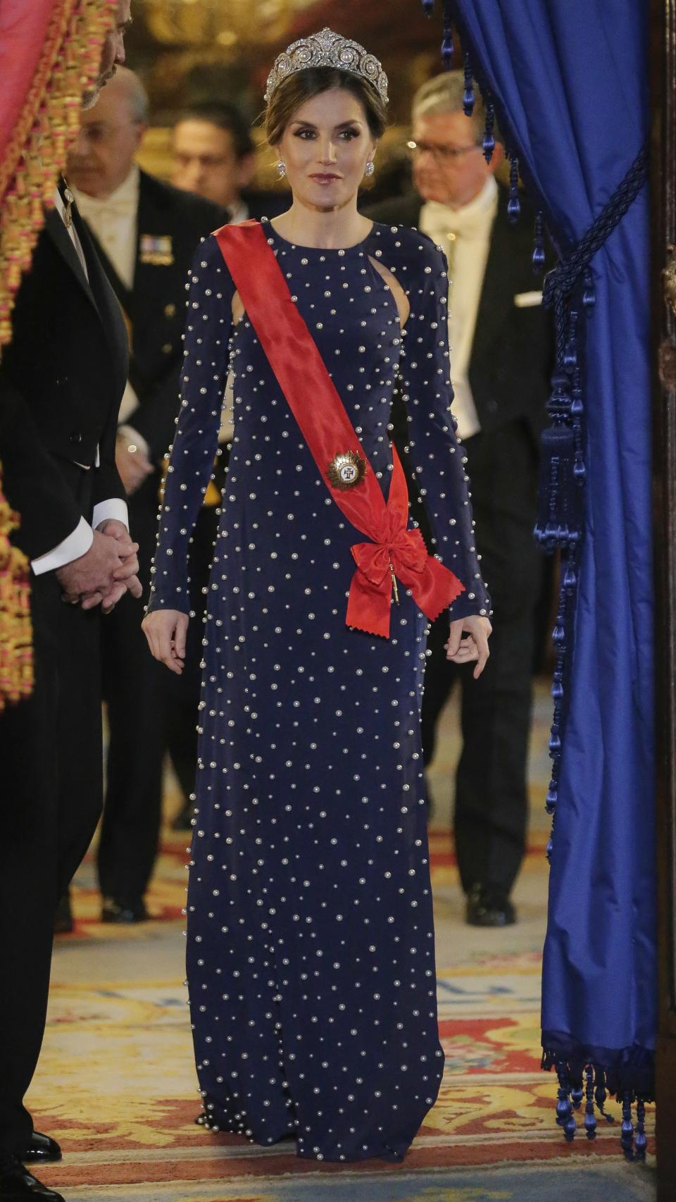 La reina Letizia eligió este original vestido creado por Ana Locking  en 2018 con motivo de una recepción con el presidente de Portugal.