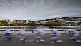 Los ciclistas de La Vuelta a España 2020 pasando por un punto de la península