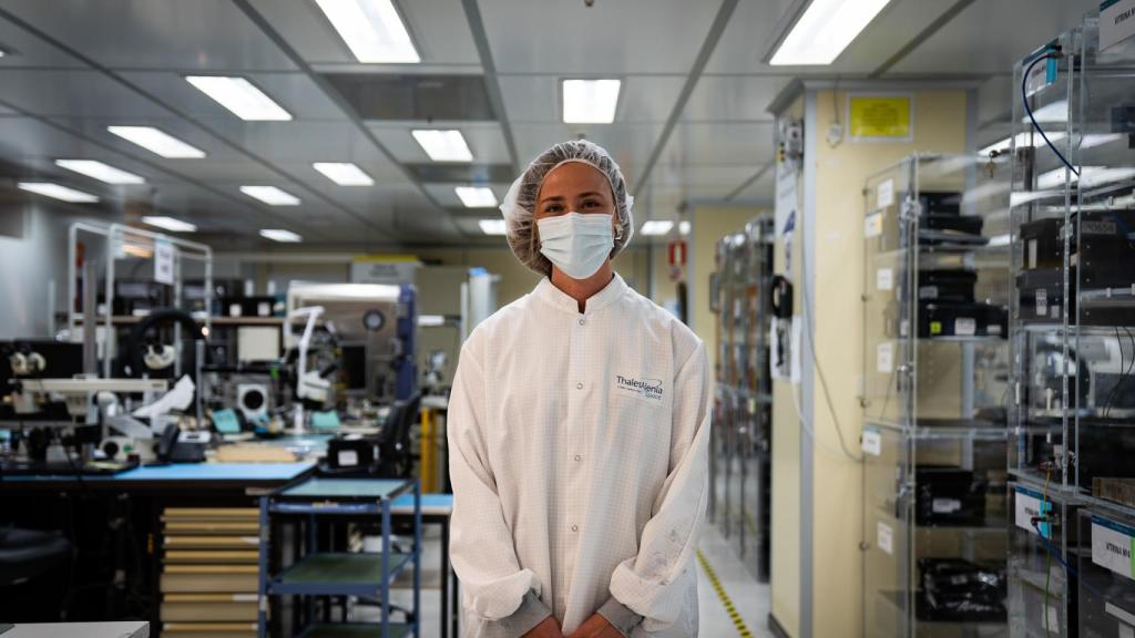 Susana Infante en el laboratorio de Thales Alenia Space.