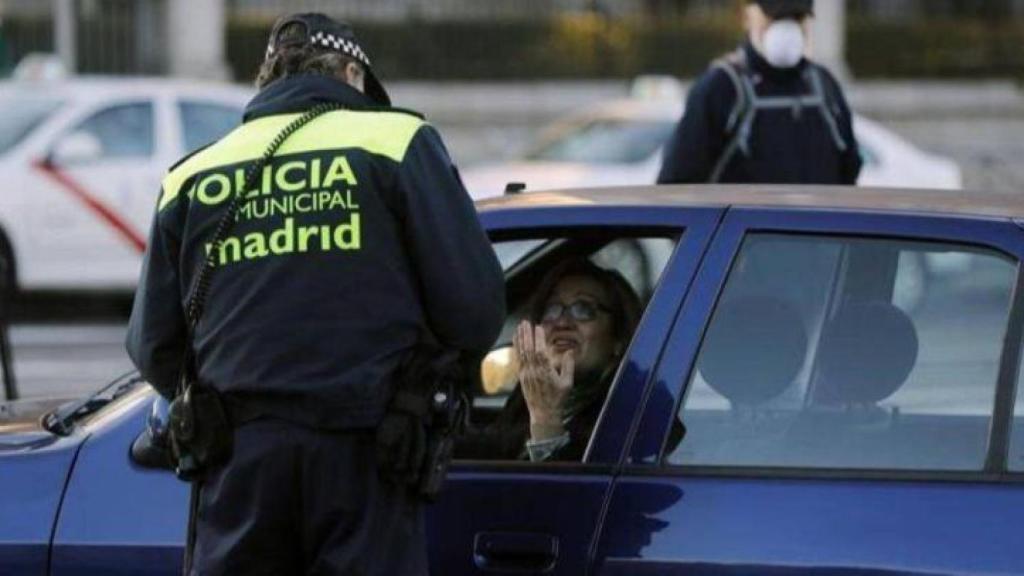 Un policía pone una multa de tráfico.