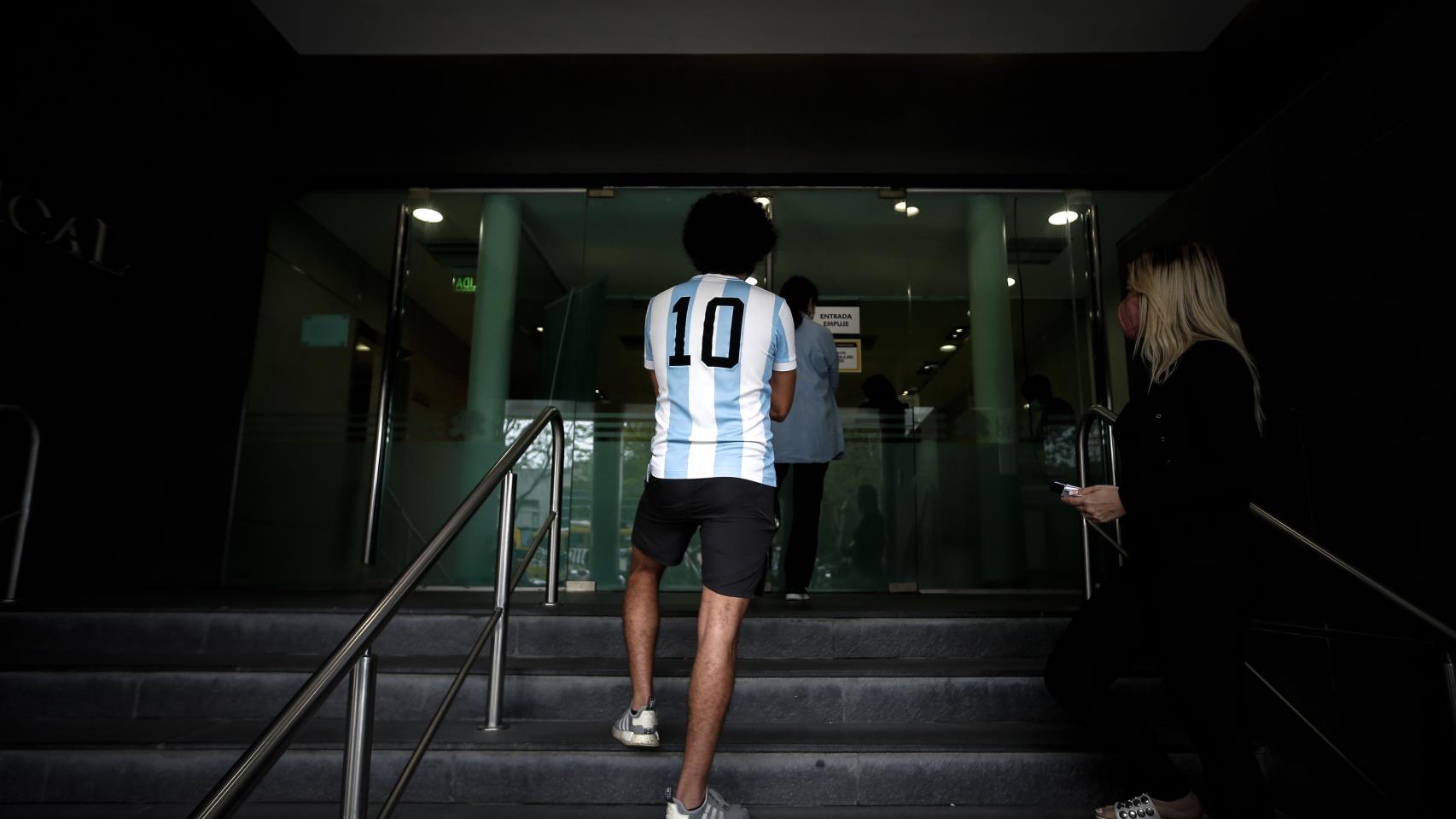 Un hincha de Maradona a las puertas de la clínica