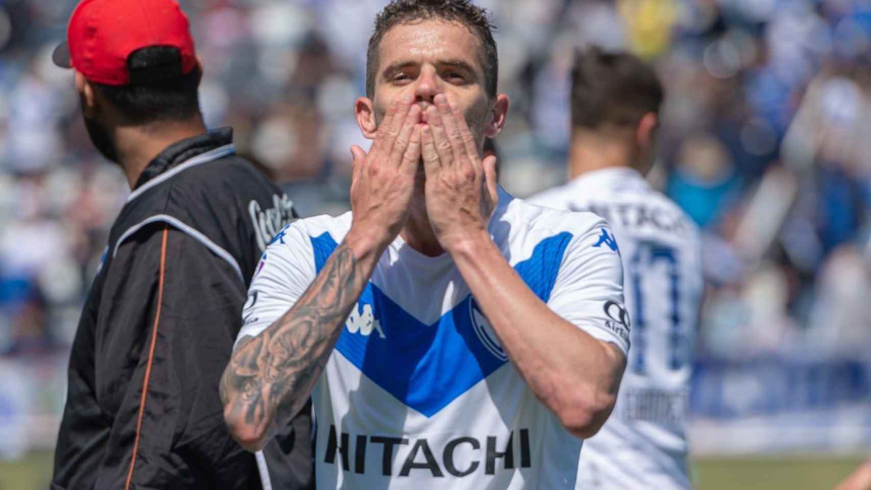 Fernando Gago durante un partido de Vélez