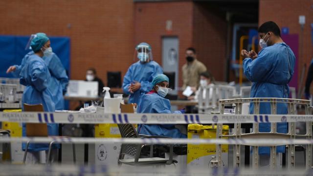 Personal sanitario durante los test serológicos masivos realizados en Torrejón de Ardoz.