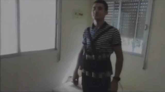 El terrorista Younes Abouyaaqoub con un cinturón de explosivos.
