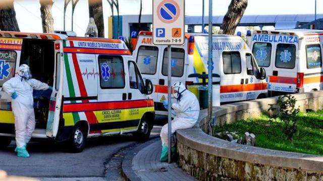 Fila de ambulancias en el exterior de un hospital de Nápoles. Efe