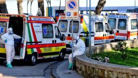 Fila de ambulancias en el exterior de un hospital de Nápoles. Efe