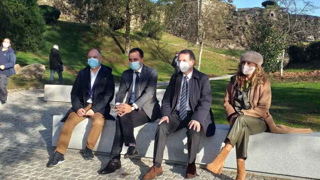 El alcalde de Vigo, Abel Caballero, junto al secretario general de Infraestructuras, Sergio Vázquez, y la presidenta de la Diputación, Carmela Silva, y el delegado de Zona Franca, David Regades.