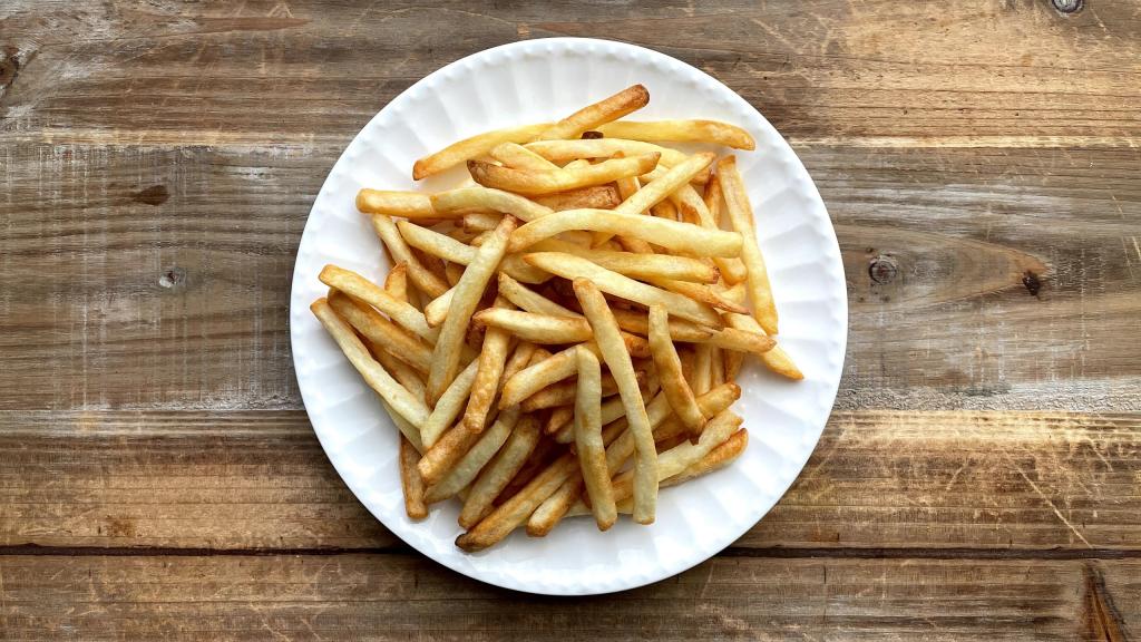 Un plato de patatas fritas listo para ser devorado.