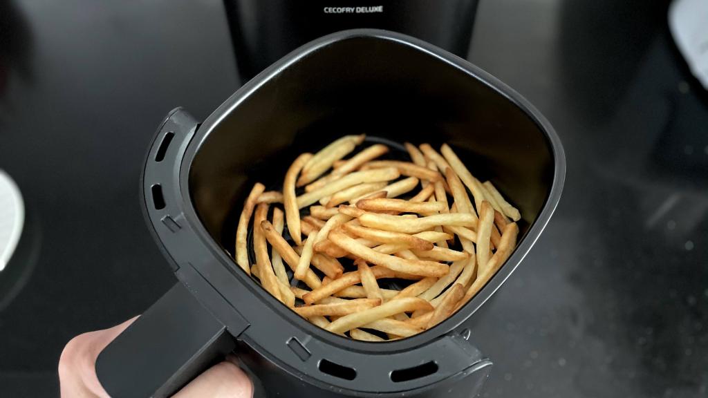 Patatas fritas hechas en la freidora sin aceite de Cecotec