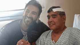 Diego Armando Maradona, junto a Leopoldo Luque, en la primera fotografía tras su operación