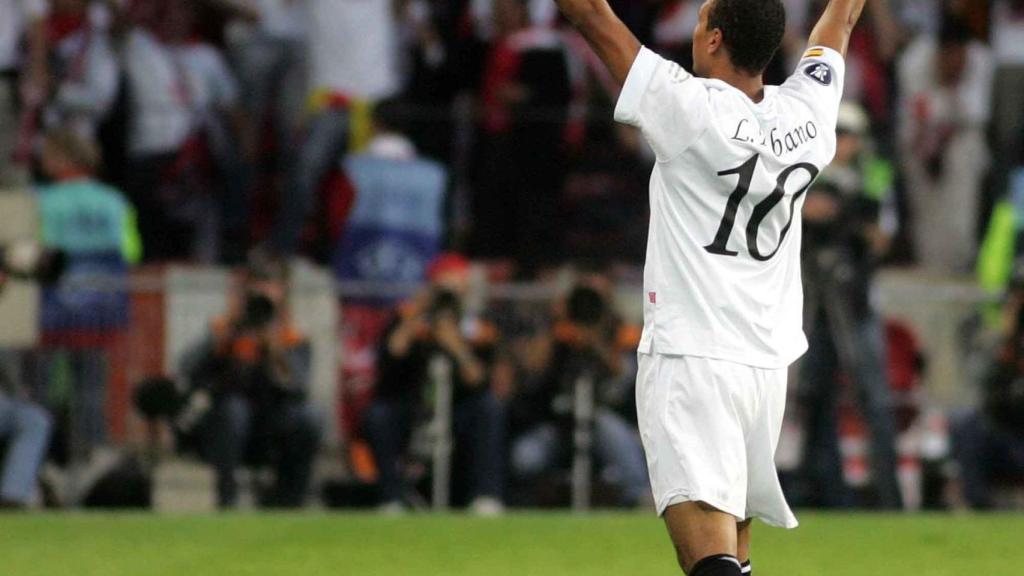 Luis Fabiano celebra un título con el Sevilla FC