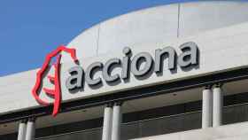 Rótulo de Acciona en unas oficinas de la compañía en Madrid.