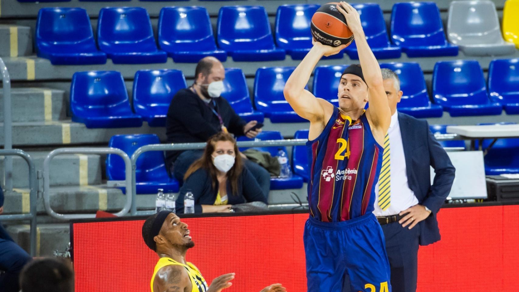 Kuric lanzando a canasta en el Barça-Fenerbahçe