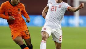 Marcos Llorente ante Owen Wijndal, en el amistosos Holanda - España