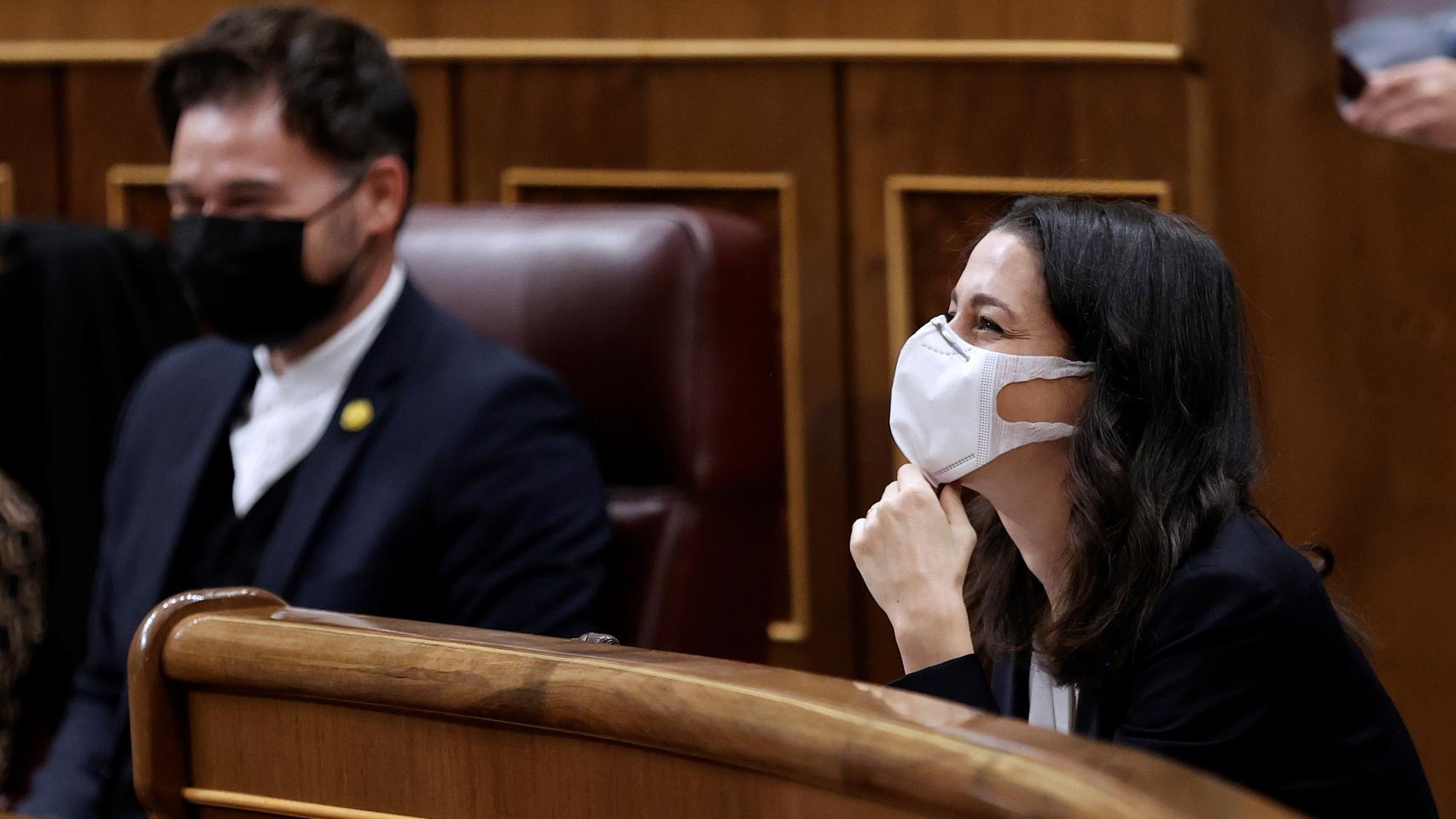 Inés Arrimadas (Cs), en su escaño muy cercano al de Gabriel Rufián (ERC), en el debate de los Presupuestos.