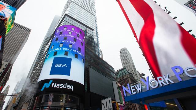 El logo de BBVA en la Torre Nasdaq de Nueva York.