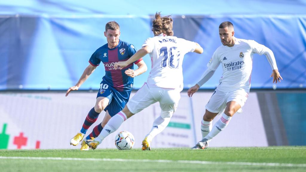 Imagen de un partido entre la SD Huesca y el Real Madrid.