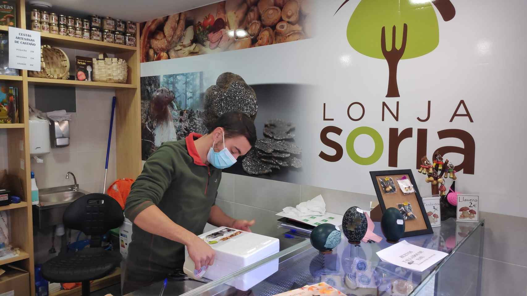 Un trabajador de la lonja micológica de Soria, que vende a través de Compraensoria.com, preparando un envío de setas.